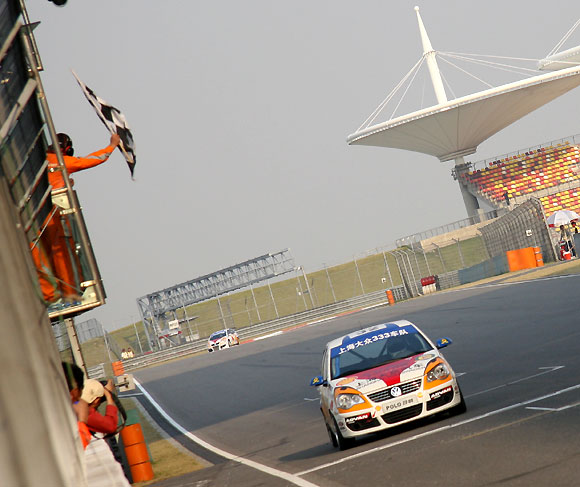 图文-07年全锦赛收官站正赛 分站季军韩寒冲过终点