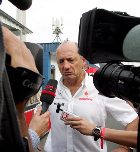 图文-f1巴西站正赛精彩图片 丹尼斯的表情也是一流_赛车-f1_nike新浪