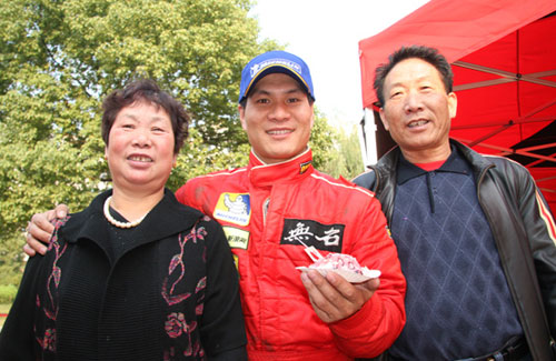 图文aprc中国龙游站第三日徐浪手捧蛋糕与父母合影
