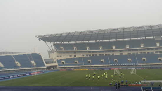 巴西队在雾霾中训练