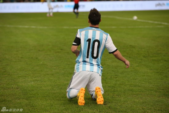梅西踢得有些郁闷