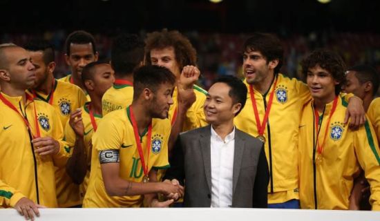 OPPO CEO为2014南美超级杯获胜球队颁奖