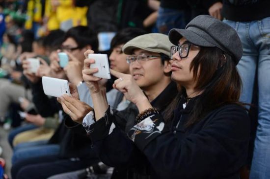 观众使用手机记录赛场精彩瞬间