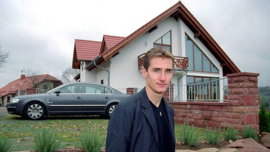 2003年，克洛泽在布劳巴赫的家门前。