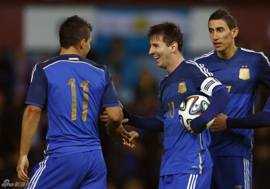 梅西司职右路与阿圭罗,迪马利亚构成锋线组合