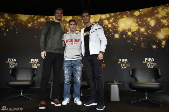 C罗合影时将手搭在了梅西肩膀上