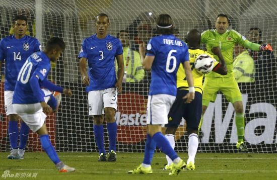 内马尔踢倒阿尔梅罗瞬间