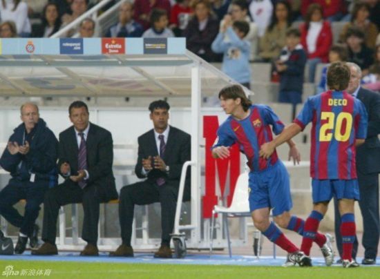 2004年的10月16日，梅西首次代表巴萨一队出场