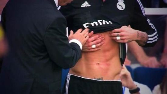 拉莫斯掀开球衣