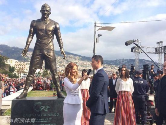 C罗出席铜像揭幕仪式