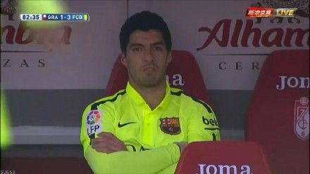 苏亚雷斯上轮被恩里克换下后不太高兴