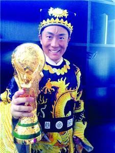 在一部穿越剧中“包公”手拿“大力神杯”