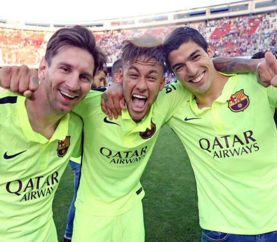 巴萨夺冠后，MSN组合在卡尔德隆球场合影留念