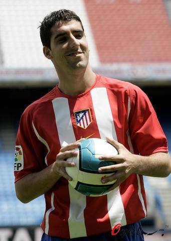 图文-奥萨苏纳新星劳尔-加西亚签马竞 如此热爱足球