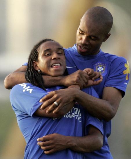 图文-巴西队备战美洲杯 锁喉功伺候看你服不服