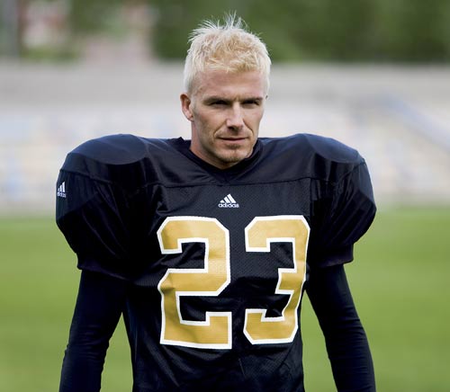 新浪体育讯 当地时间6月25日,小贝拍摄了一组与橄榄球明星雷吉-布什大