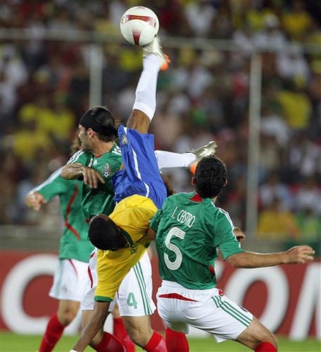 图文-[美洲杯]焦点战巴西vs墨西哥 罗比倒踢紫金冠