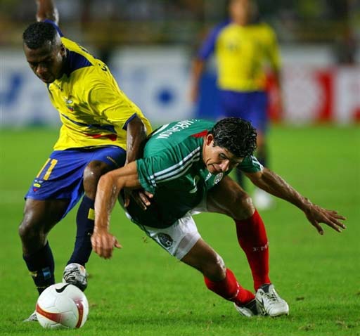 图文美洲杯墨西哥vs厄瓜多尔马格隆失去平衡