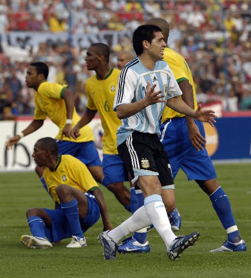 当日,阿根廷队在委内瑞拉马拉开波举行的2007年美洲杯决赛中迎战巴西