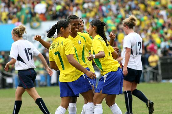 图文泛美运动会巴西女足夺冠席尔瓦桑巴舞庆祝