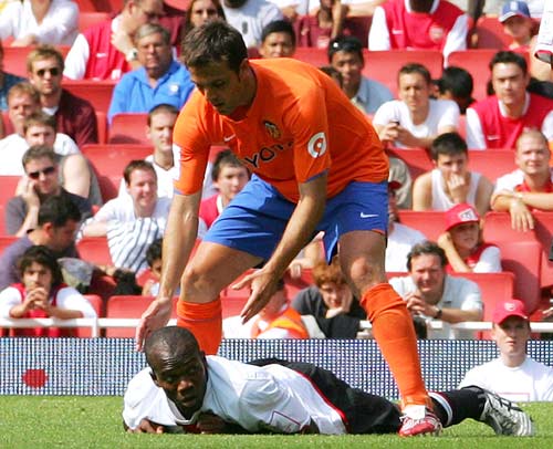 图文酋长杯国米02瓦伦西亚苏亚索被绊倒在地