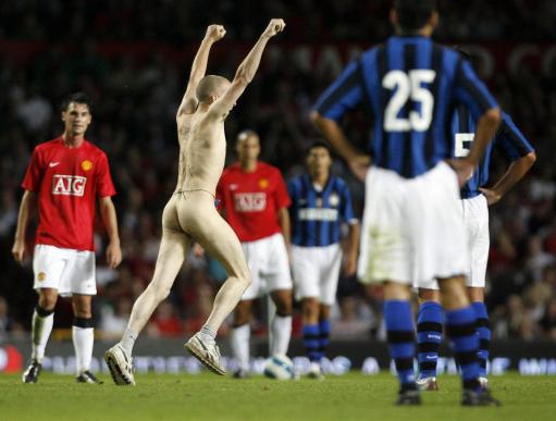 主裁向裸奔者出示红牌