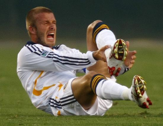 图文-贝克汉姆攻入转会美国首球 小贝再受伤倒地