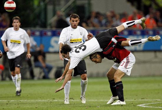 图文-贝卢斯科尼杯米兰胜尤文 场上拼抢非常激烈