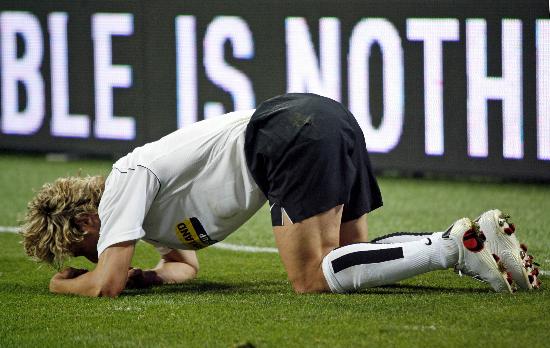 图文-贝卢斯科尼杯米兰胜尤文 捷克铁人累倒在地