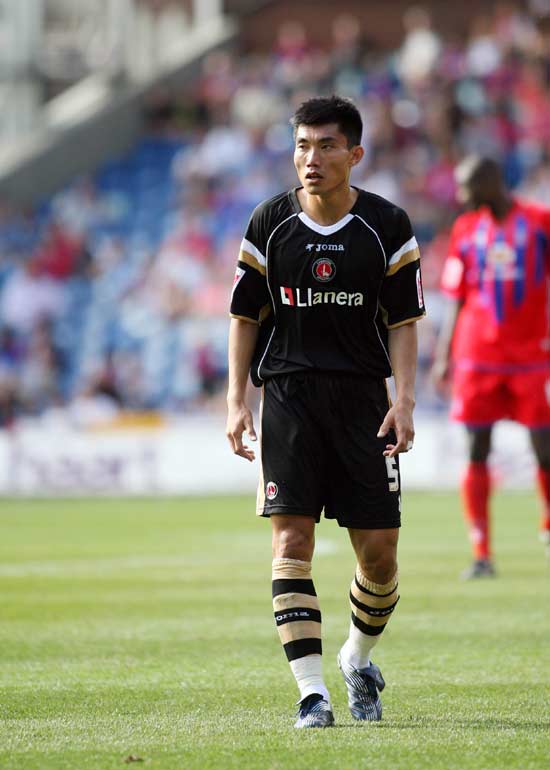 图文英冠水晶宫vs查尔顿郑智略显孤单的身影