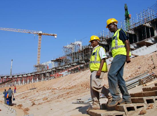 图文010年世界杯主赛场加紧施工忙碌的建筑工人