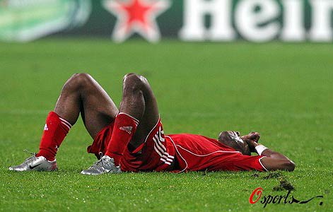 图文冠军杯贝西克塔斯21利物浦巴贝尔瘫倒在地