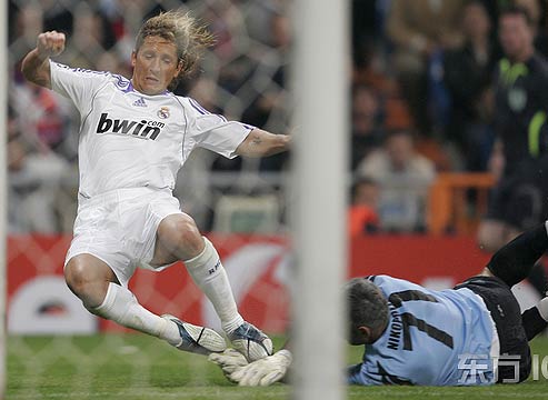 图文冠军杯皇马42奥林匹亚科斯萨尔加多勇猛铲射