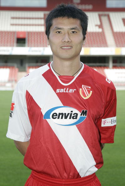 图文海外球员官方标准照效力德甲科特布斯的邵佳一