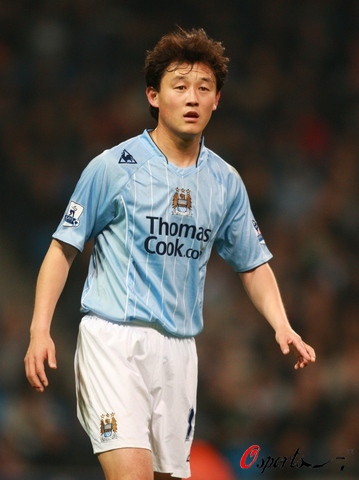 图文-[英超]曼城1-0桑德兰 孙继海严密注视比赛