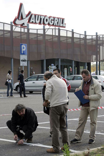 图文球迷身亡国米比赛延期警方在罪案现场取证