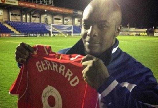 手捧杰拉德战袍