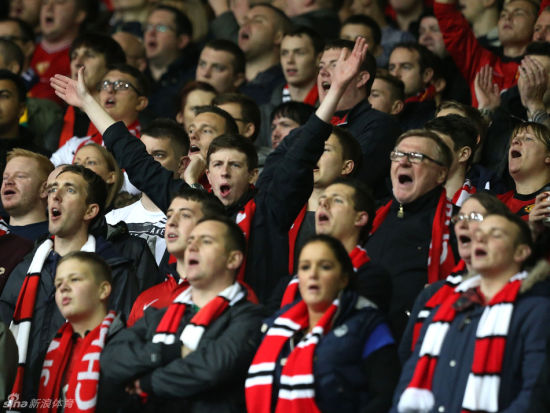 曼联拥趸在老特拉福德放声高歌