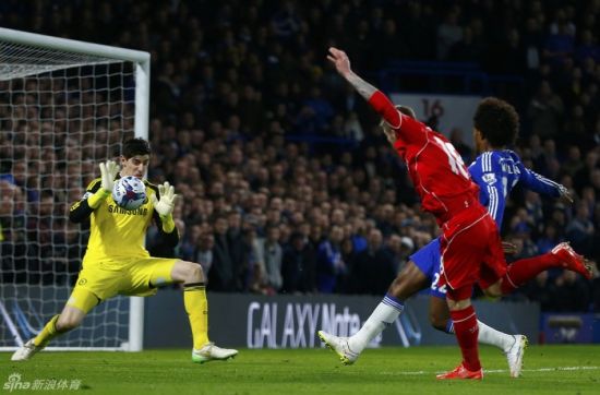 库尔图瓦奋力扑救