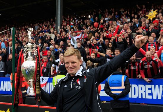 伯恩茅斯主帅埃迪-霍维高举英冠奖杯