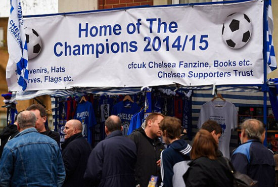 “2014-15冠军之家”斯坦福桥场外，已经在售卖切尔西的冠军T恤
