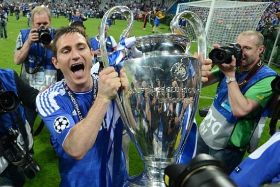 资料图：兰帕德在切尔西捧起欧冠奖杯