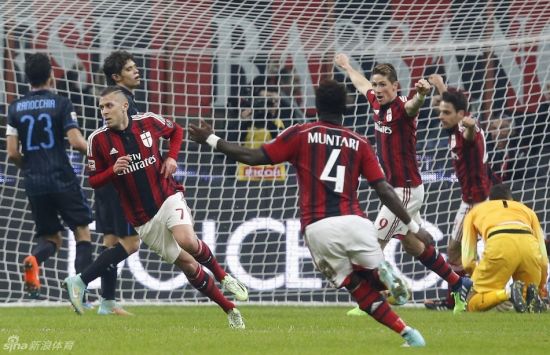 托雷斯同队友庆祝梅内进球