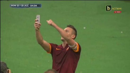 托蒂比赛中玩自拍