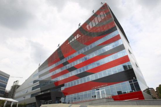 新总部之后新球场还远吗？