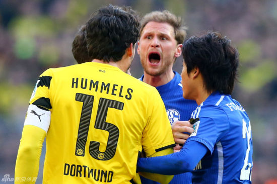 胡梅尔斯与赫韦德斯在鲁尔区德比中争吵