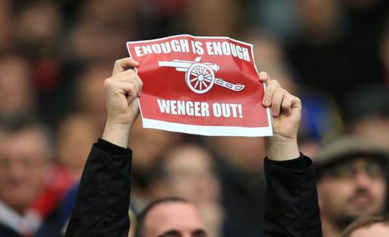 阿森纳球迷在比赛中高举标语，希望温格离开球队