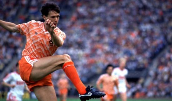 巴斯滕的右脚凌空破门成为经典