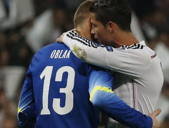 赛后，C罗安慰奥布拉克