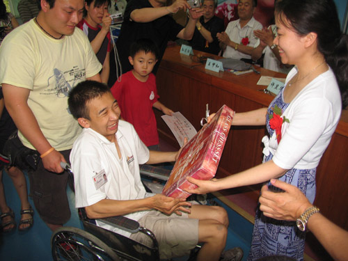 智障残疾人获得精品杯特别奖棋手许昱华为其颁奖